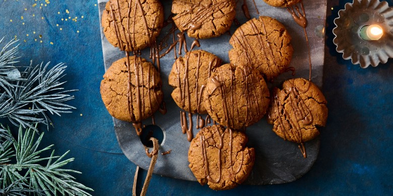 Speculaas-pindakaaskoekjes met choco-drizzle 
