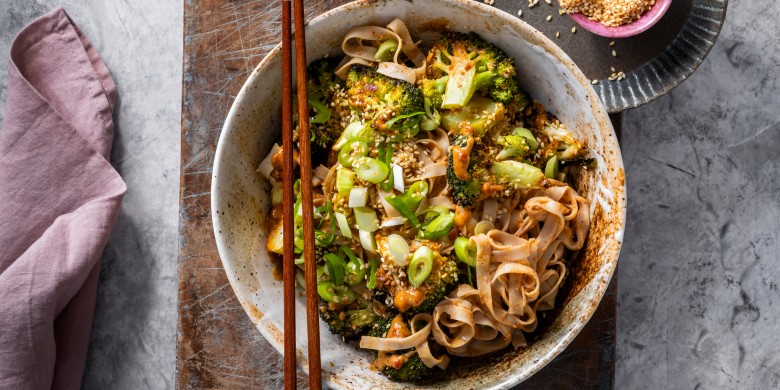 Volkoren pindanoedels met broccoli