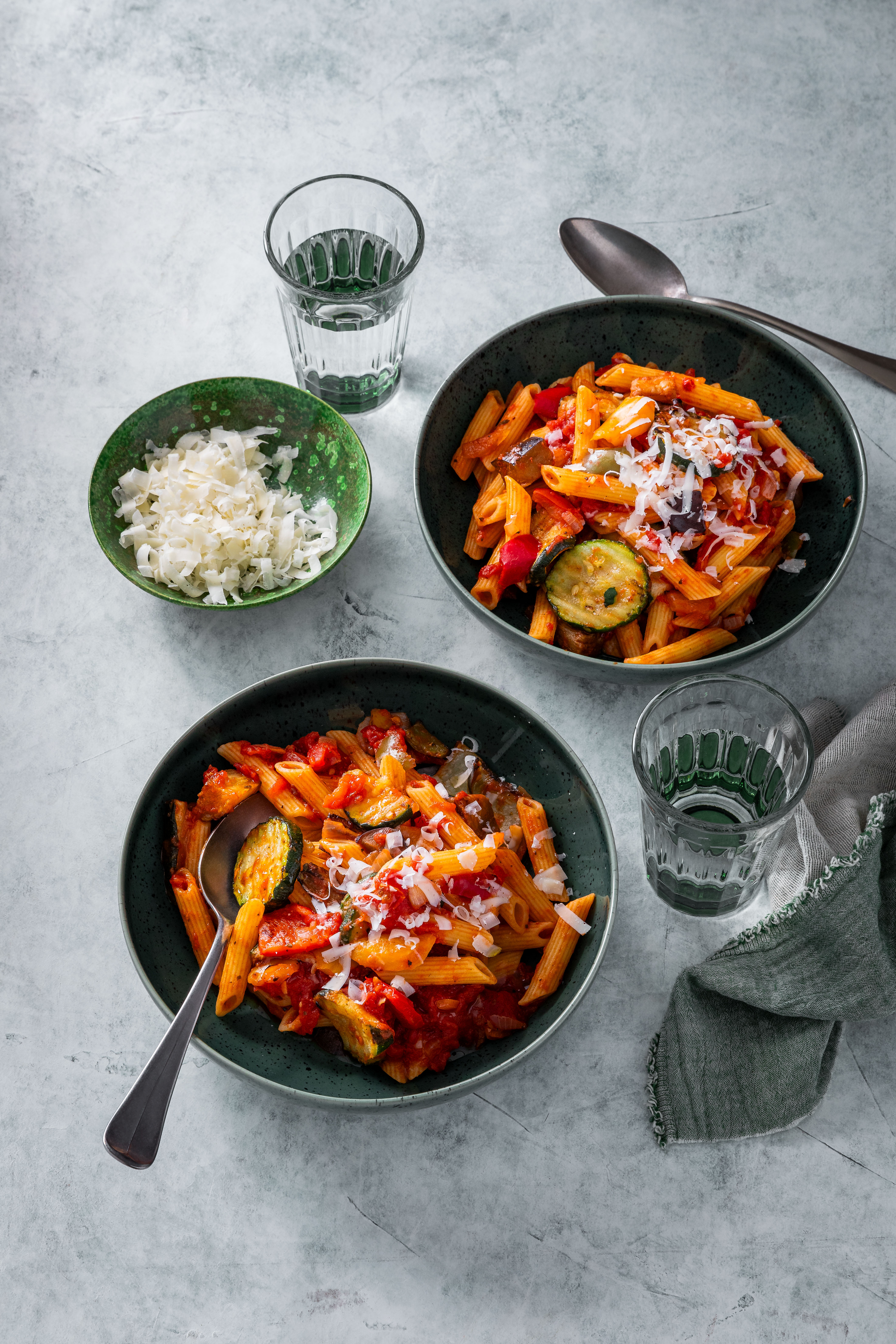 Pasta gegrilde groenten met tomatensaus