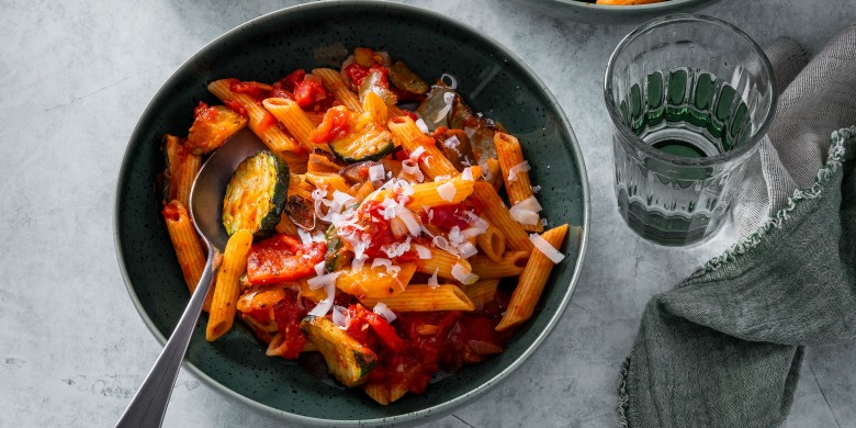 Pasta gegrilde groenten met tomatensaus