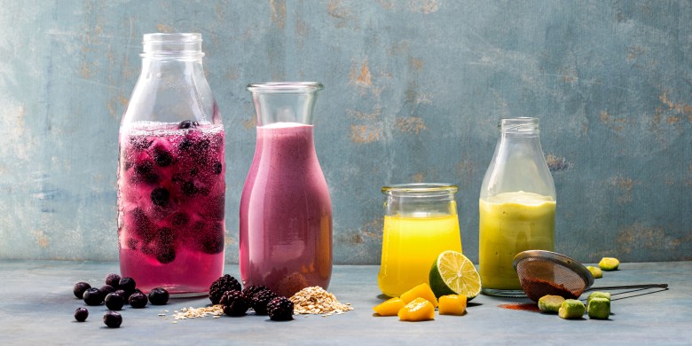 Bruiswater met blauwebessen-vlierbloesemijsblokjes