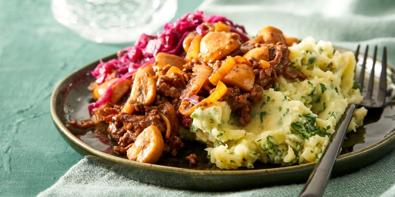 Snelle hachee met rodekool en peterseliepuree 