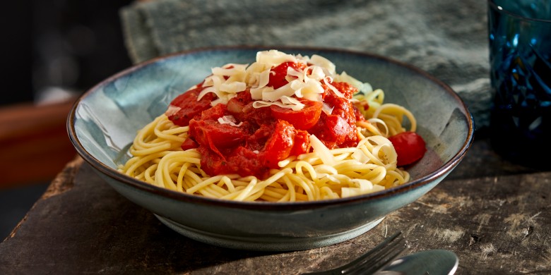 Spaghetti met rode saus en kaas