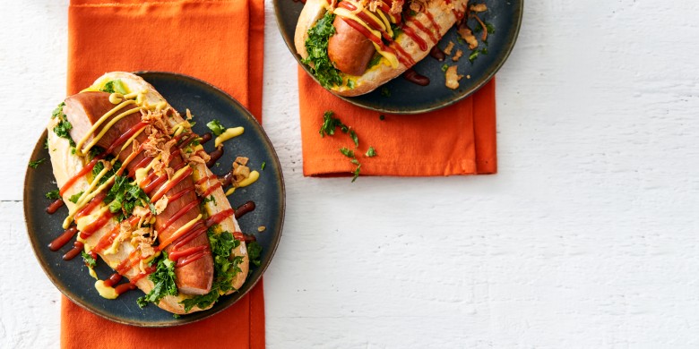 Broodje rookworst met boerencoleslaw