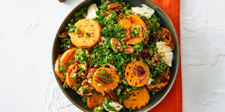 Wintersalade met zoete aardappel en boerenkool