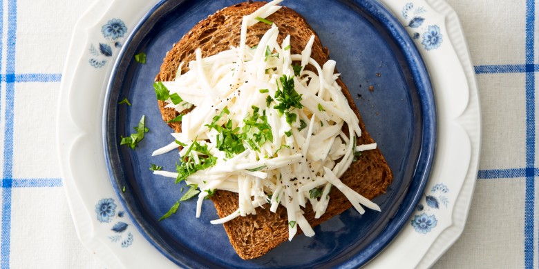 Boterham met zelfgemaakte selderijsalade