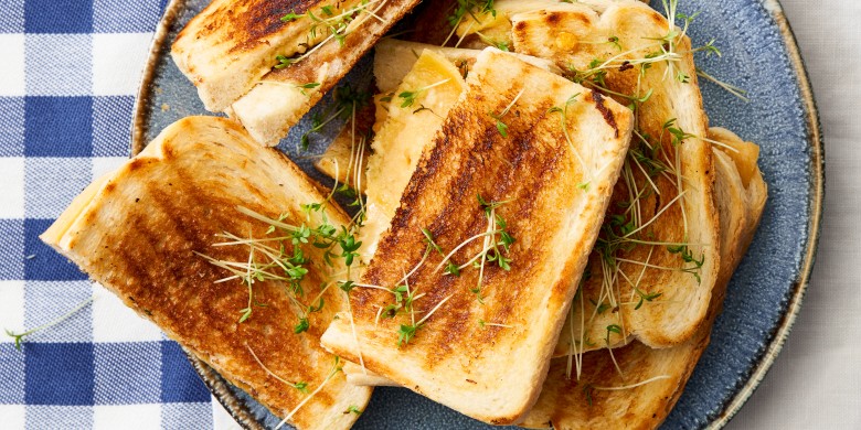 Tosti met oude kaas, appelstroop en tuinkers