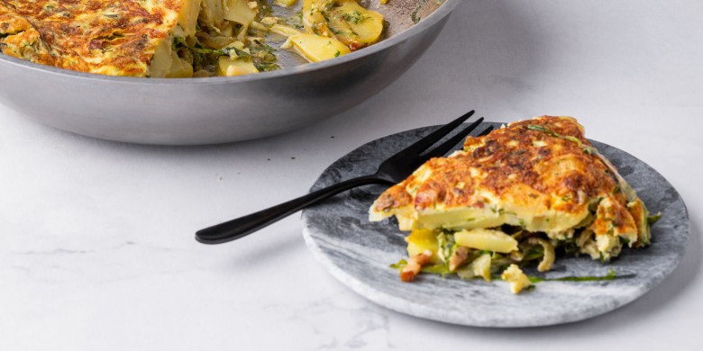 Aardappeltortilla met andijvie en spekjes