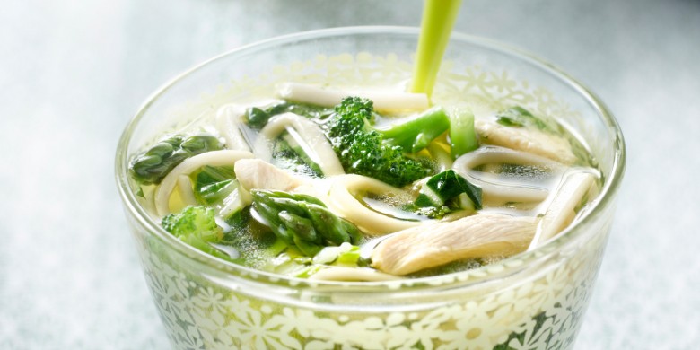 Miesoep met broccoli, groene asperges en paksoi