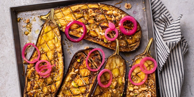 Gepofte aubergine met dukkah en uienpickles