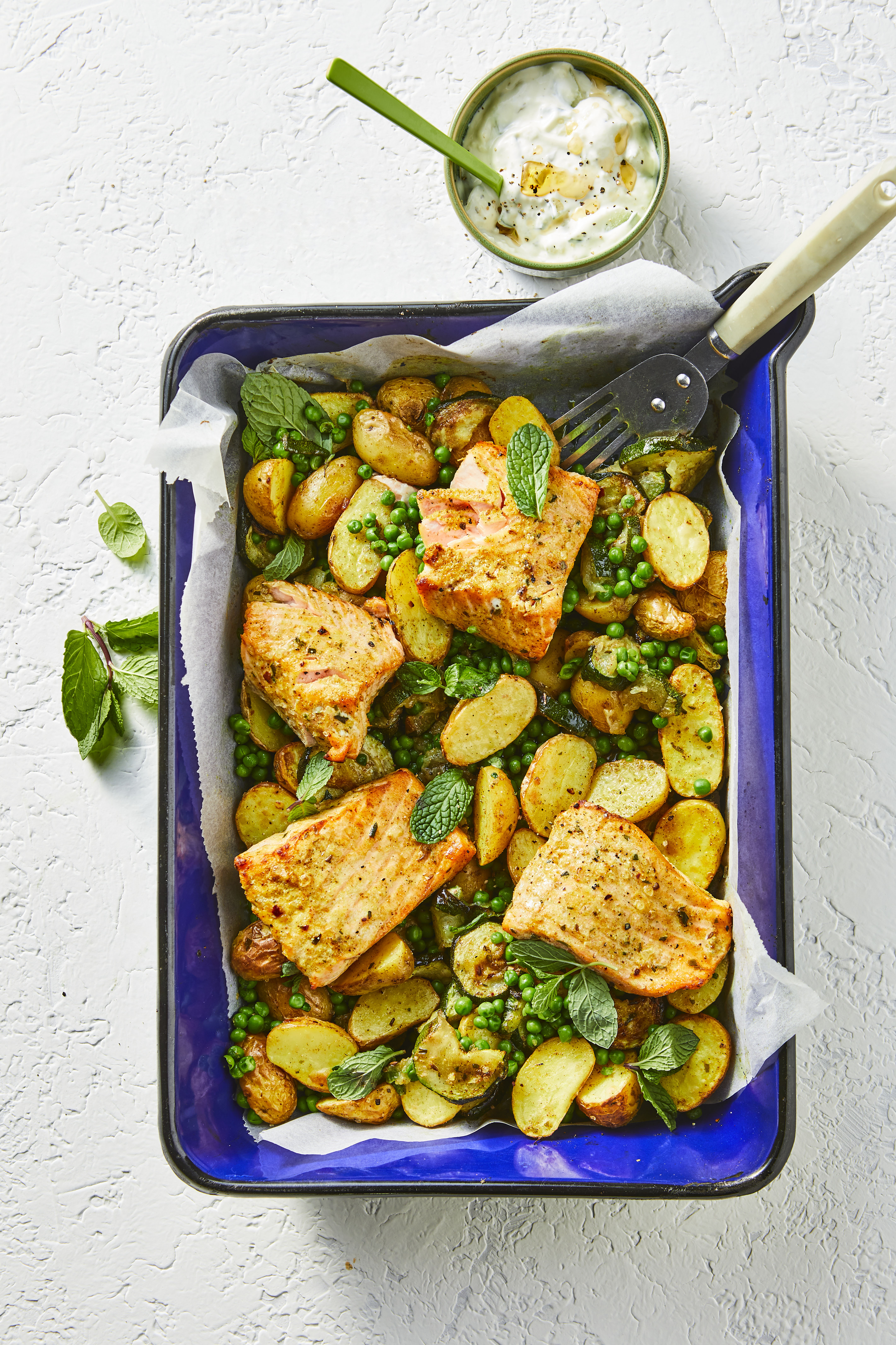 Traybake zalm met krieltjes en courgette