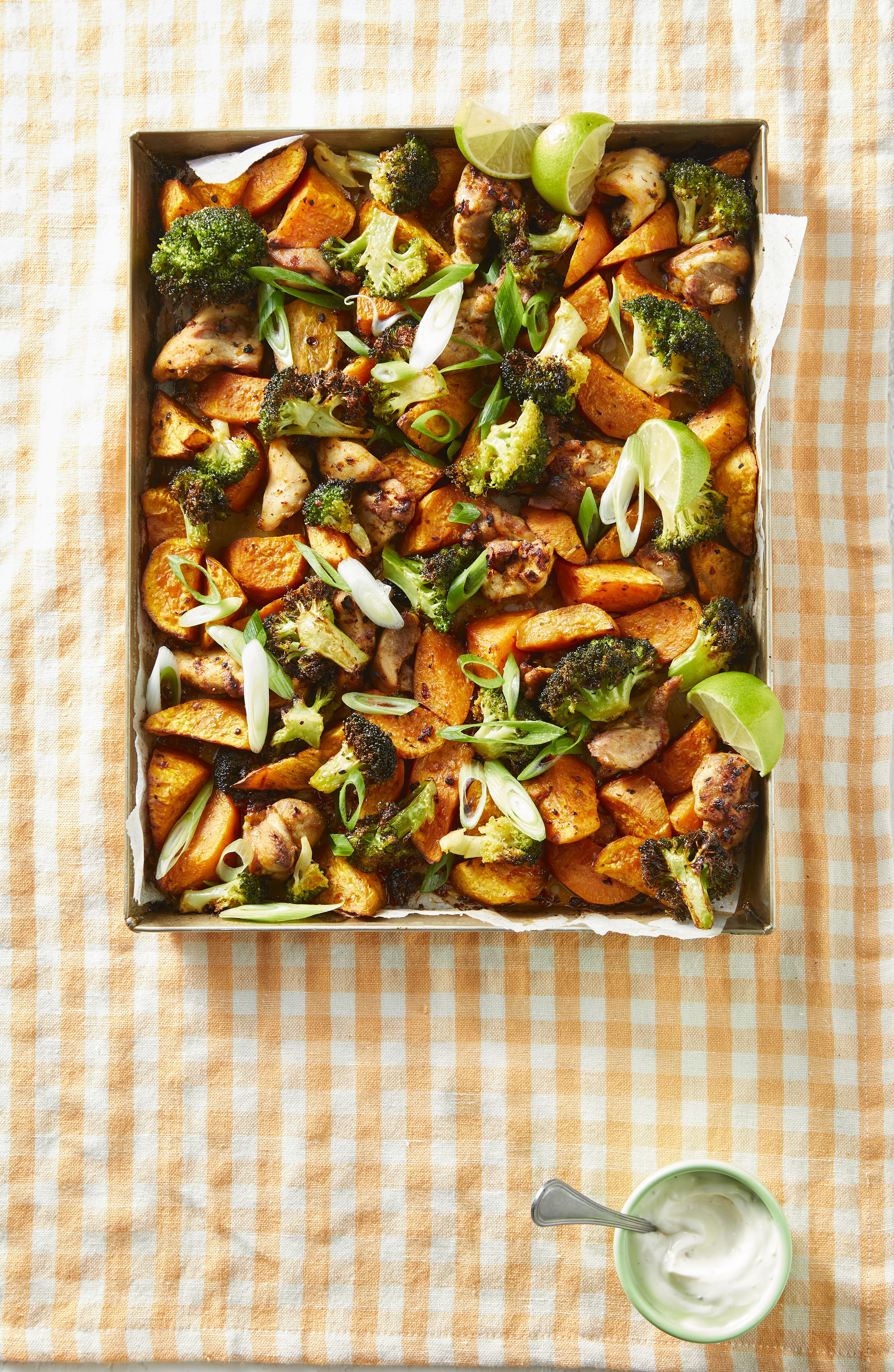 Traybake kip piri piri met zoete aardappel en broccoli