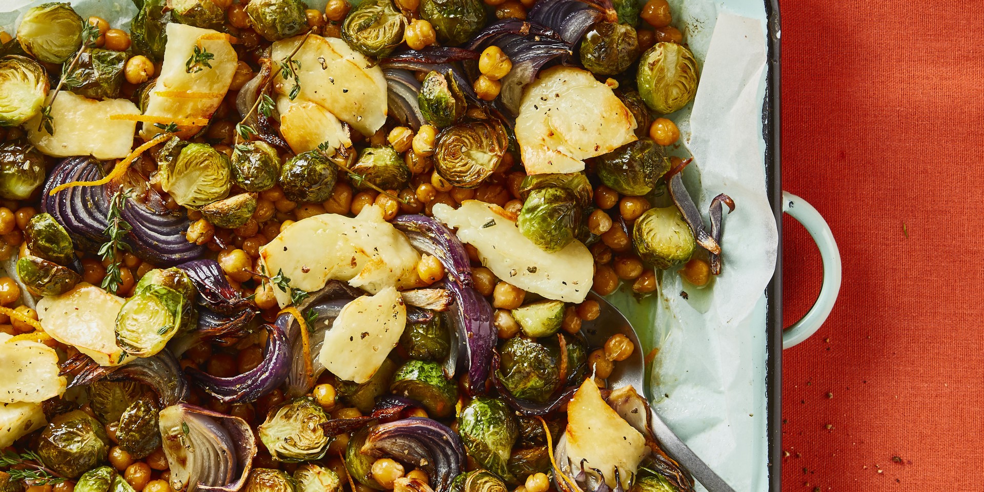 Traybake spruiten en halloumi