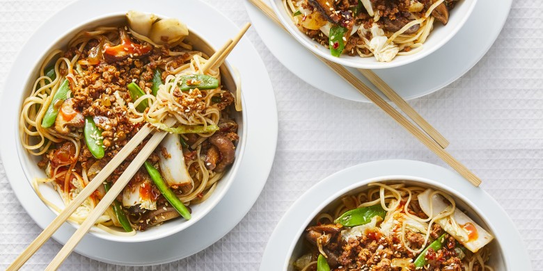 Noedelbowl met shiitakes, sugarsnaps en vegagehakt 