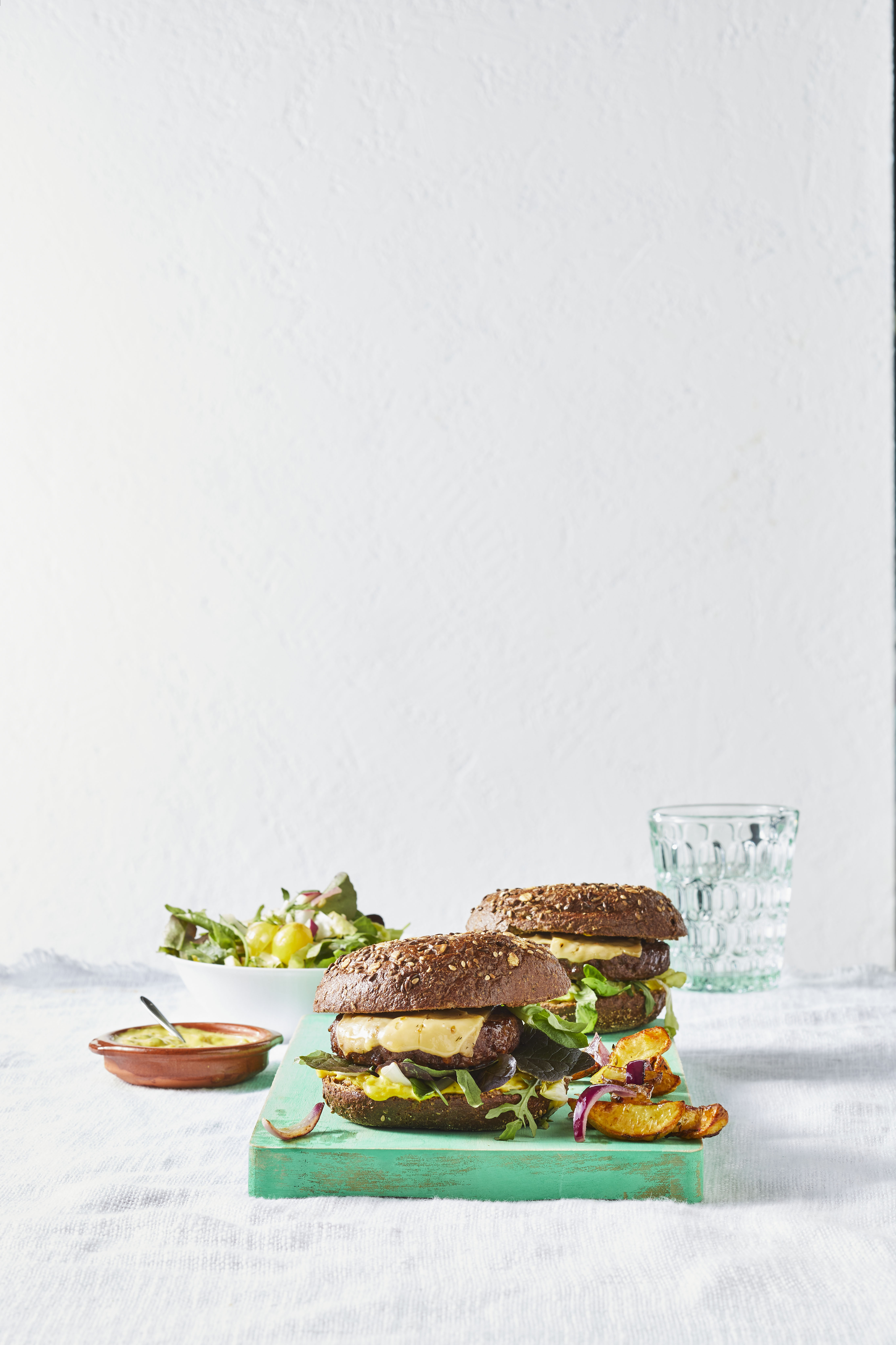 Hamburger met geroosterde aardappelpartjes en rauwkost