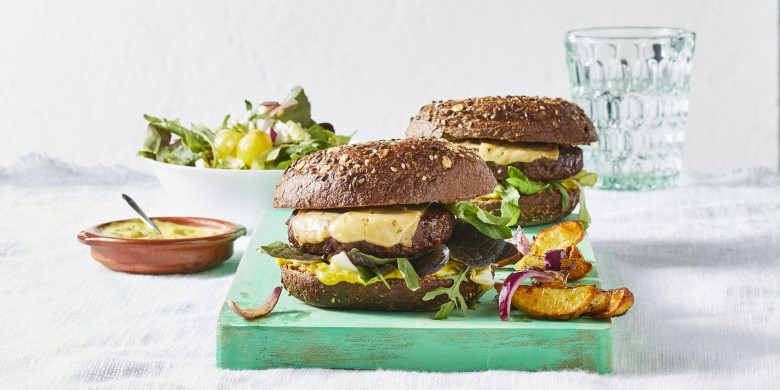 Hamburger met geroosterde aardappelpartjes en rauwkost 