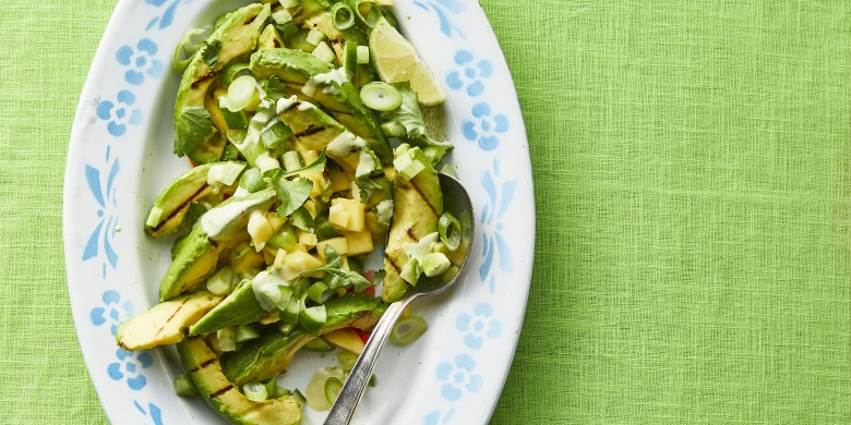Gegrilde avocadosalade met mango en wasabi- limoendressing