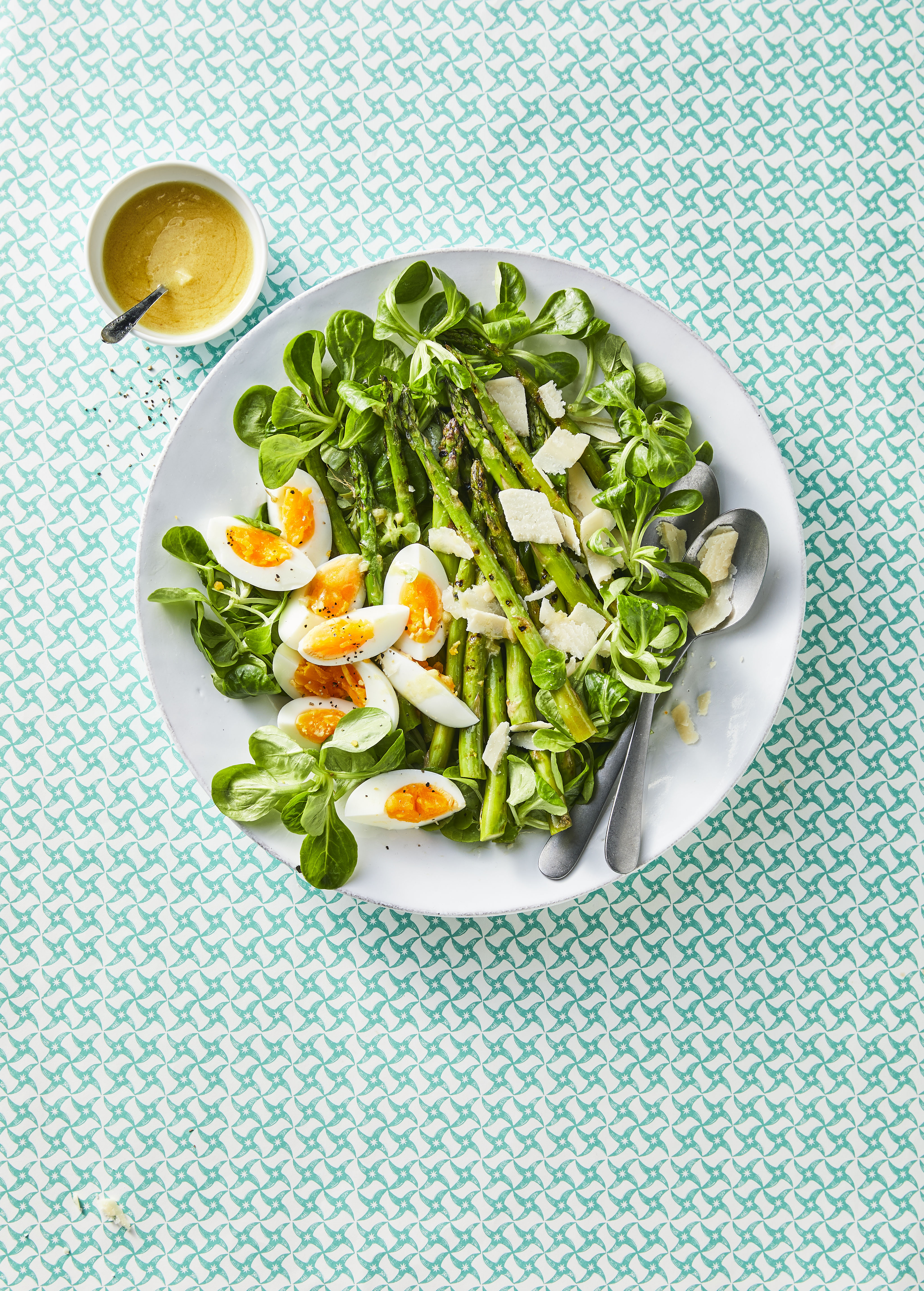 Gegrilde aspergesalade met ei en oude kaas