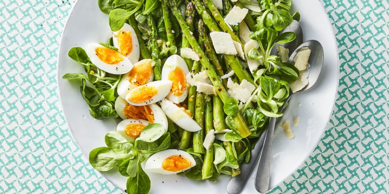 Gegrilde aspergesalade met ei en oude kaas