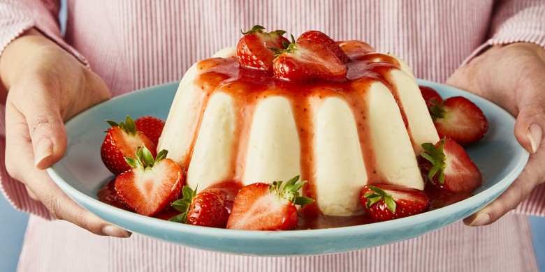 Sinaasappelpudding met boerenyoghurt en aardbeiensaus