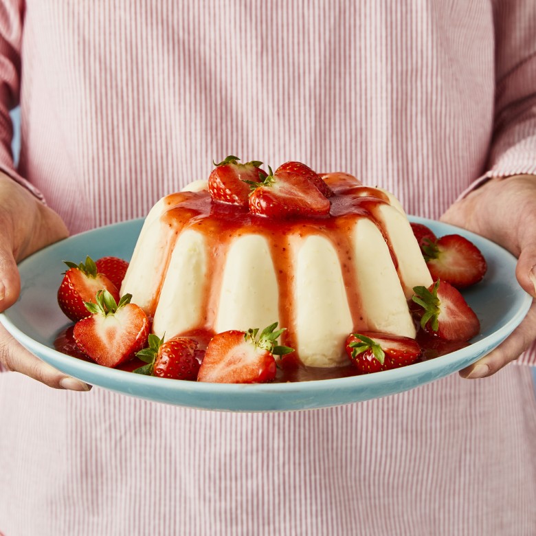 Sinaasappelpudding met boerenyoghurt en aardbeiensaus