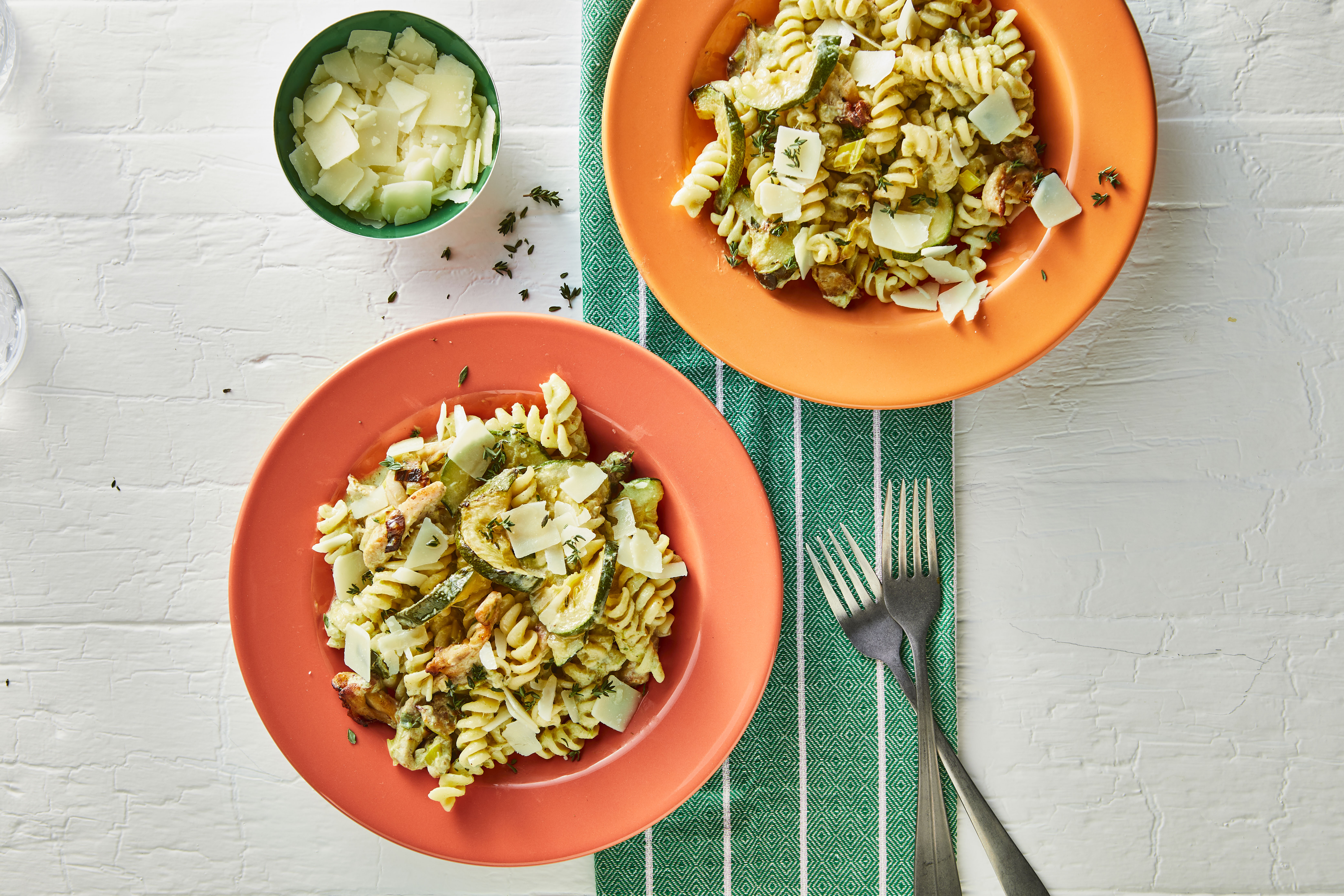 Pasta in romige preisaus met courgette en kip