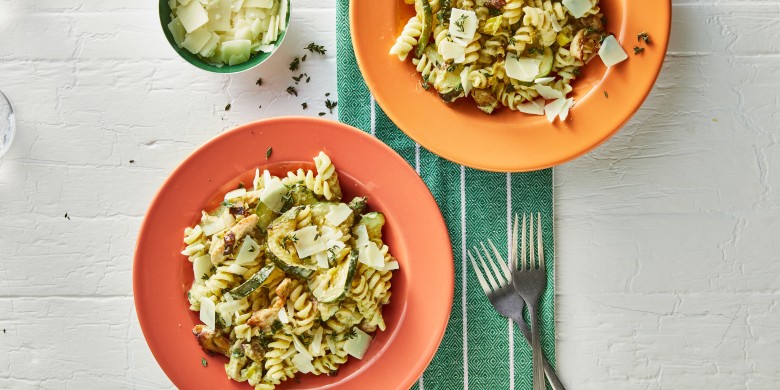 Pasta in romige preisaus met courgette en kip