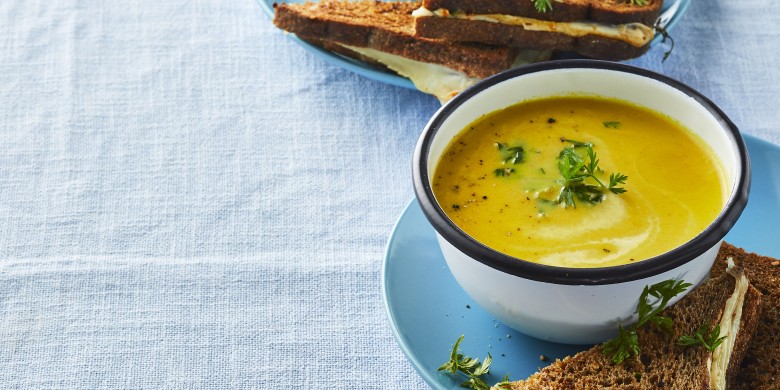 Bospeensoep met kerrie en loof