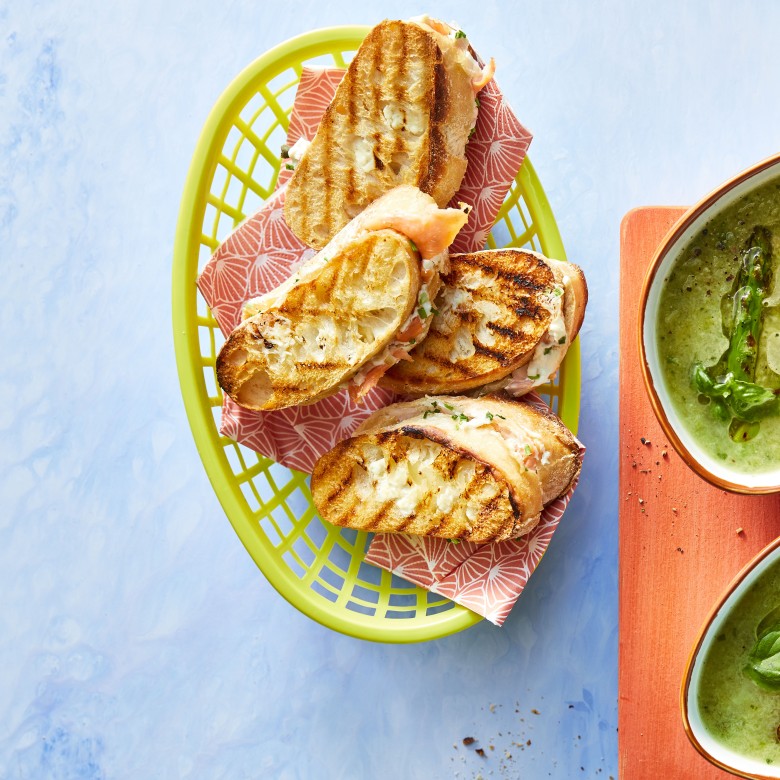 Zalm-ciabattatosti's met kappertjes