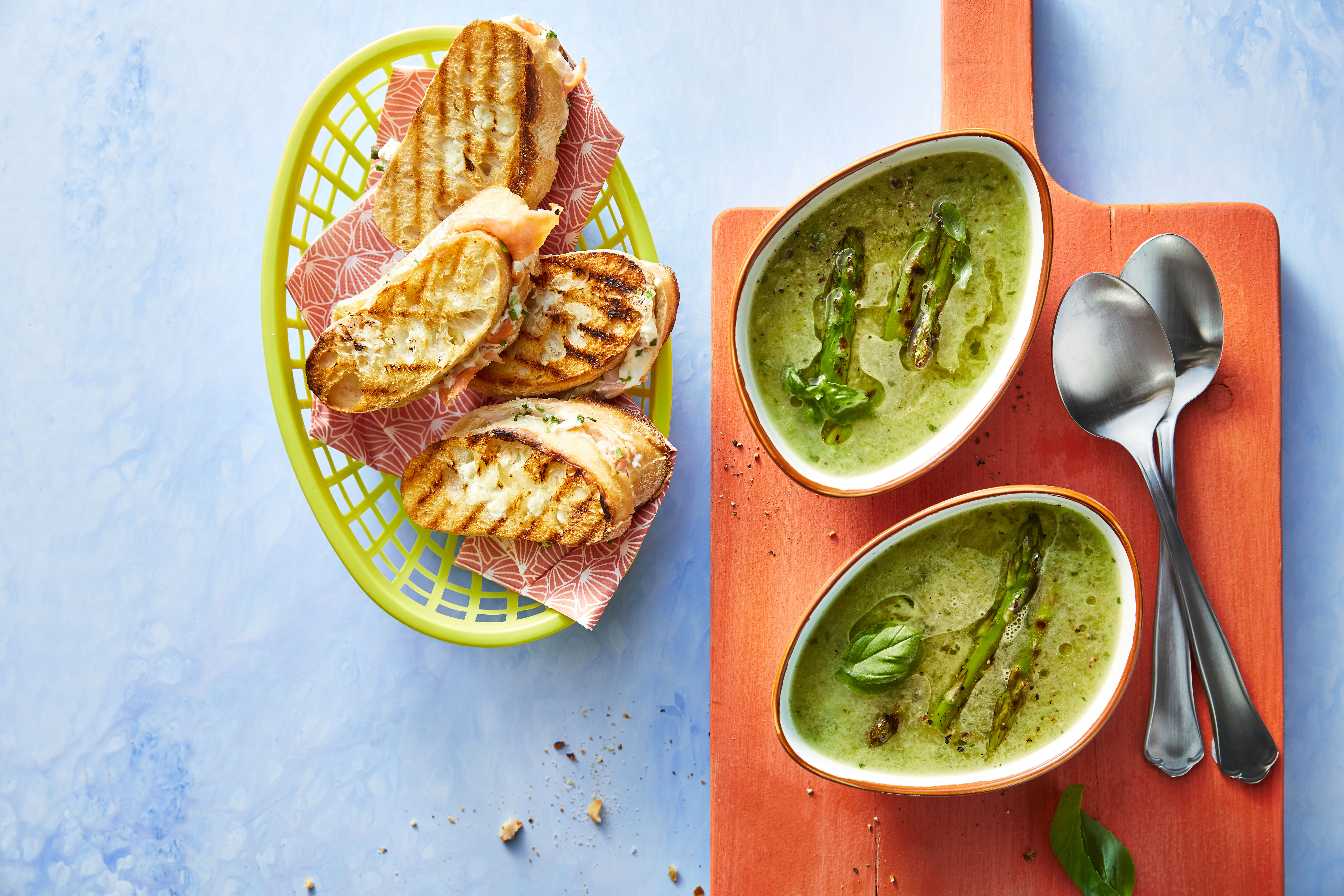 Groene aspergesoep met gegrilde aspergekopjes