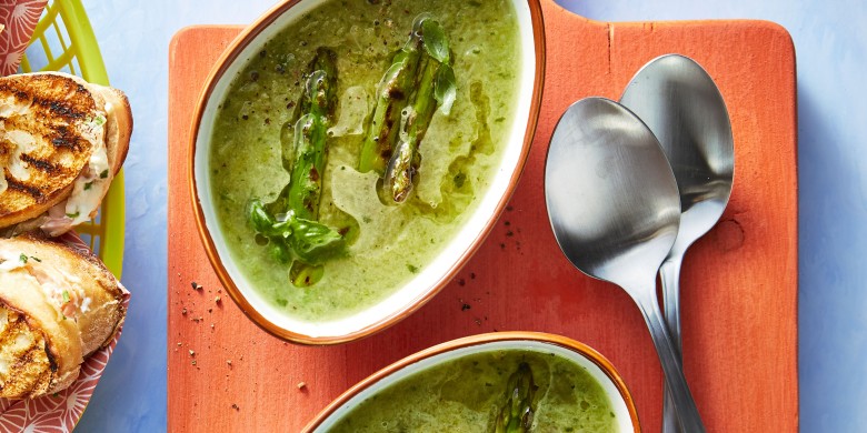 Groene aspergesoep met gegrilde aspergekopjes