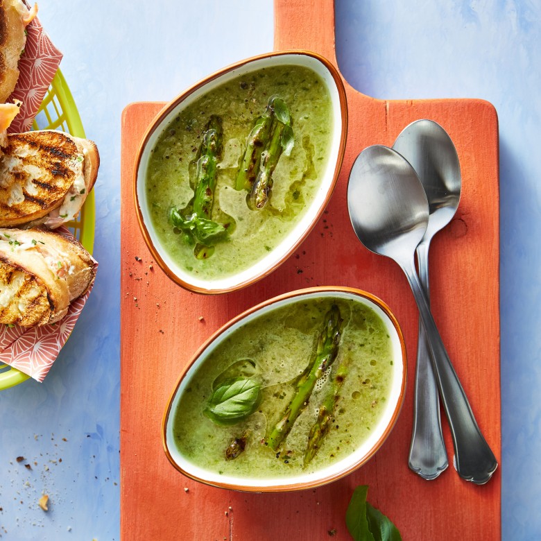 Groene aspergesoep met gegrilde aspergekopjes