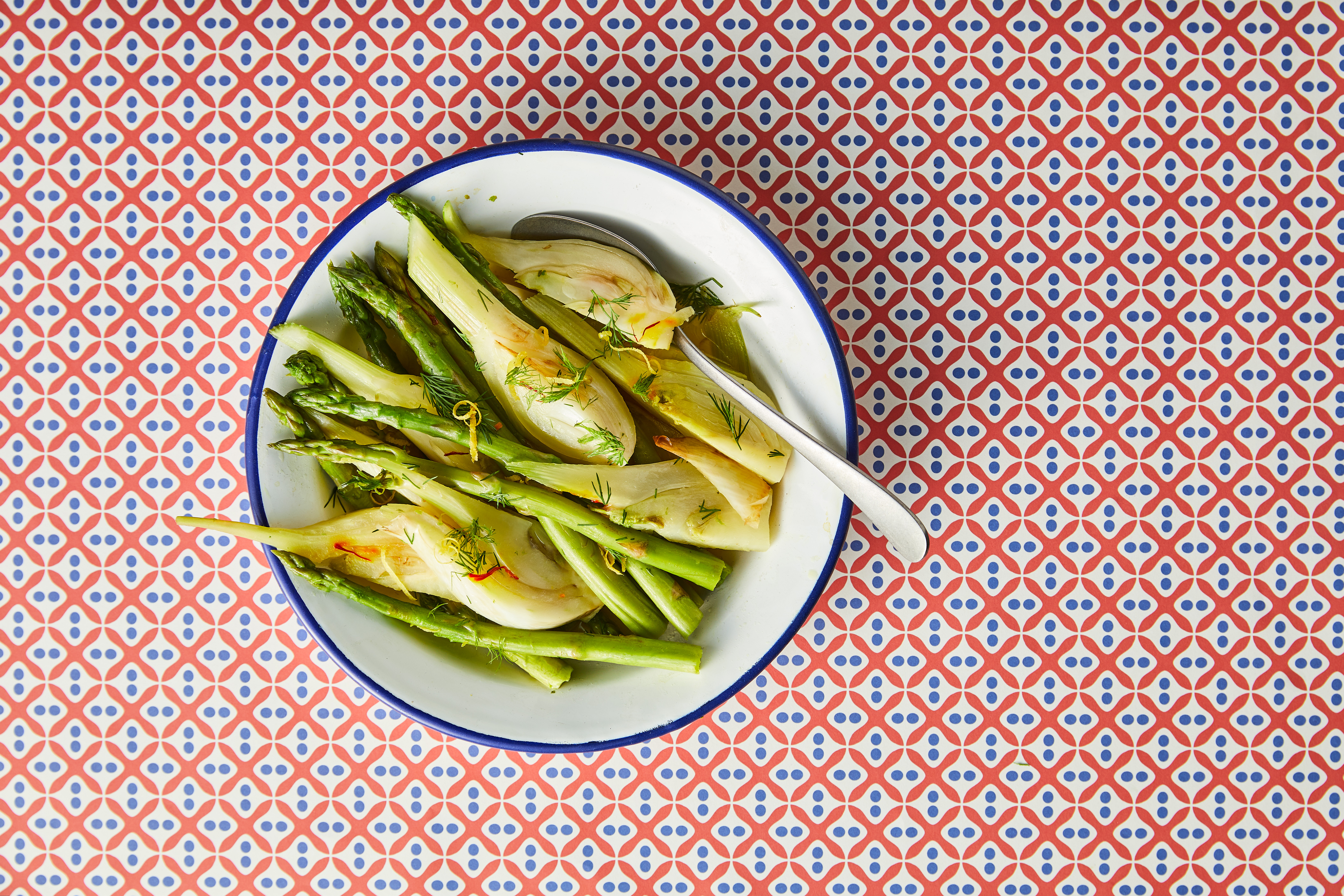 Gesmoorde venkel met groene asperges en dille