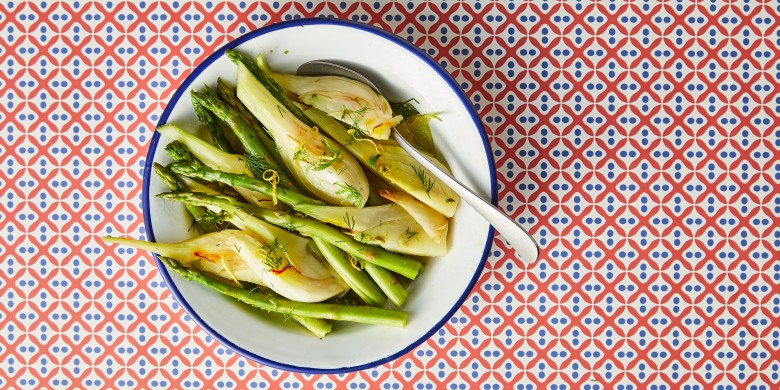 Gesmoorde venkel met groene asperges en dille 