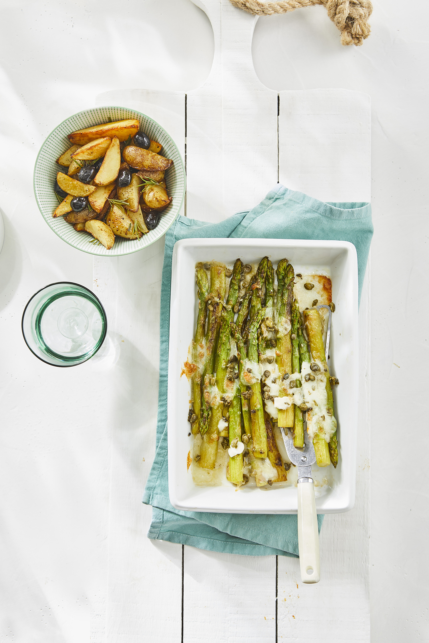 Gegratineerde groene asperges met mozzarella en kappertjes