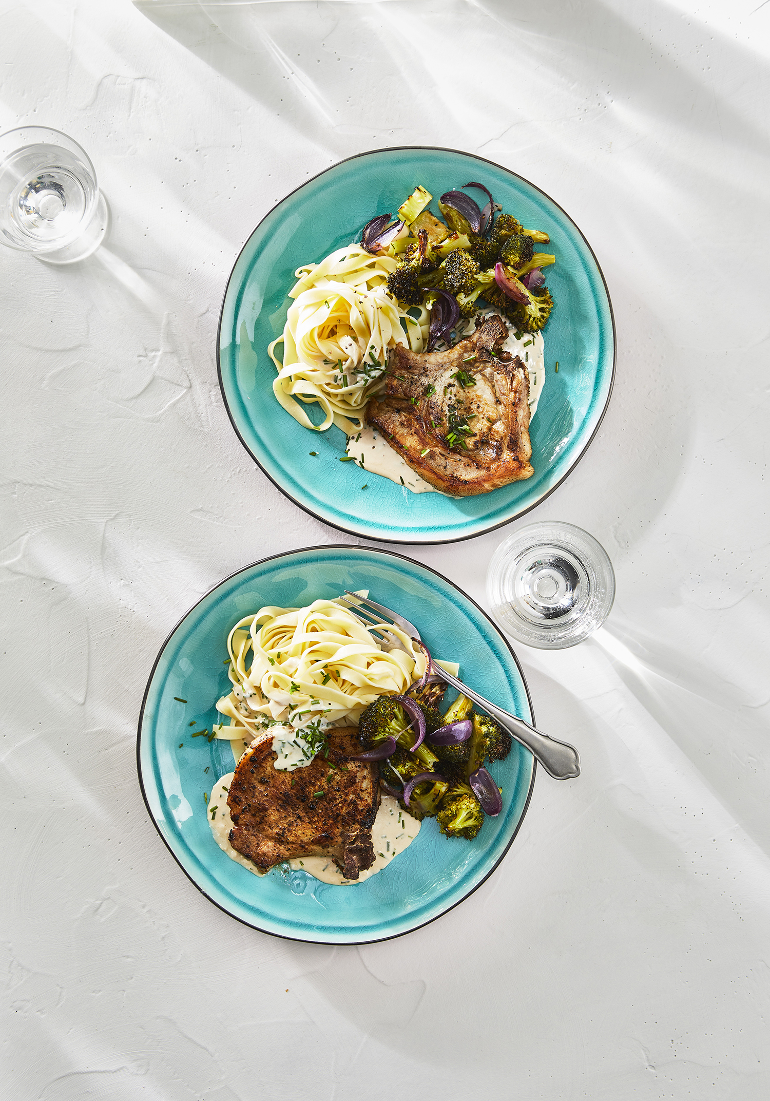 Karbonades in bieslookroomsaus met geroosterde broccoli