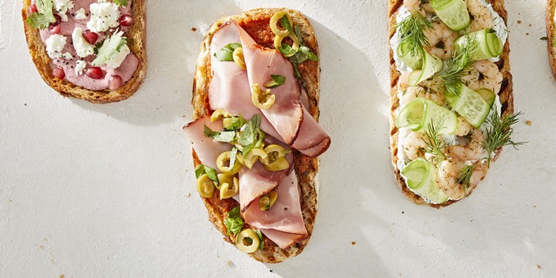 Open sandwich met pesto en roasted porc