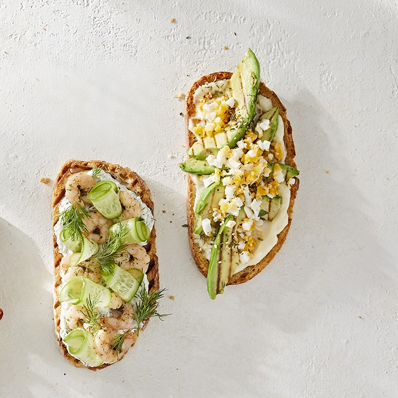 Open sandwich met aioli en gegrilde avocado