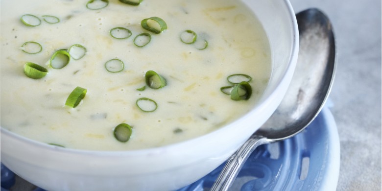 Boerenkaassoep met lente-ui en mosterd