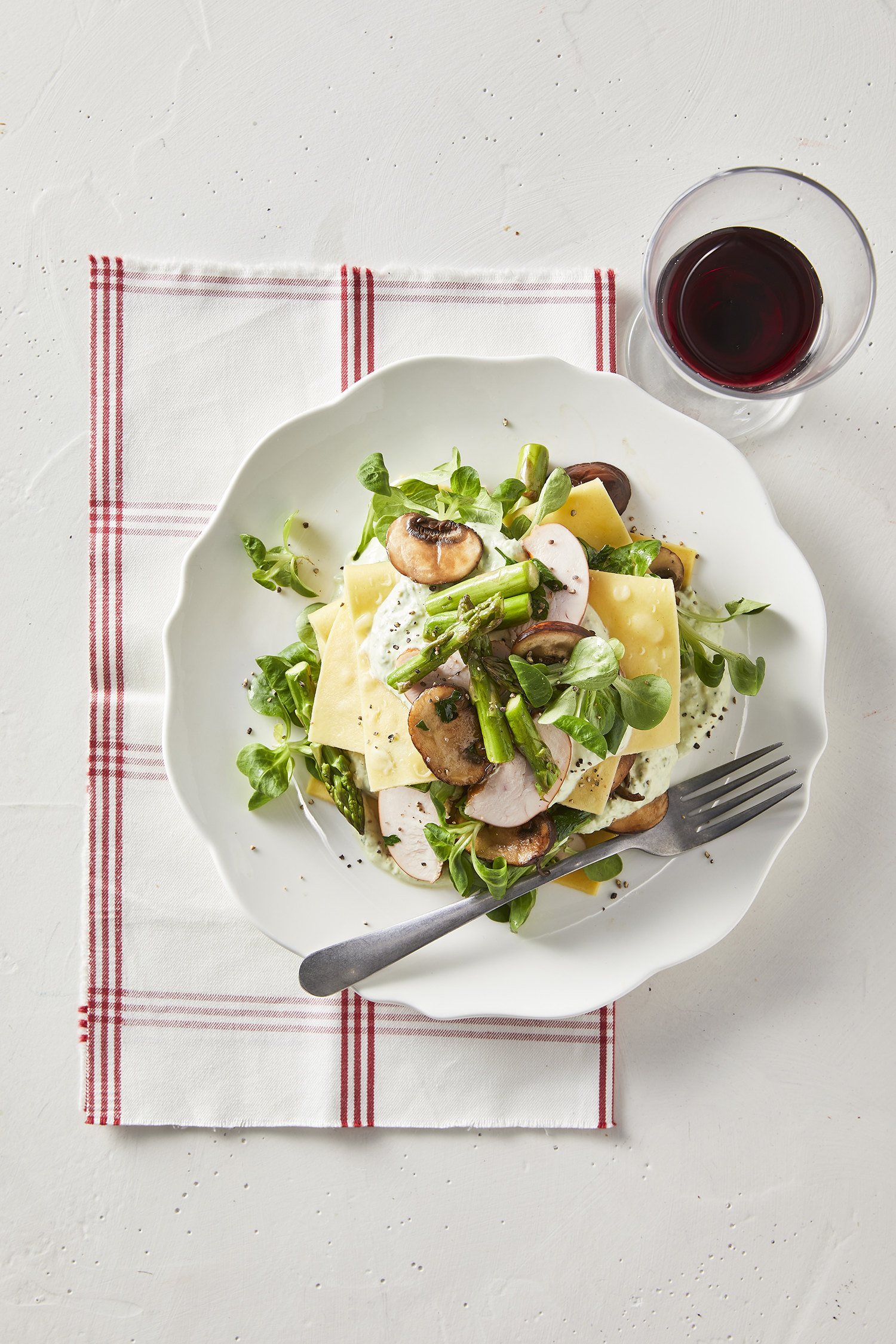 Open lasagne met gerookte kip en groene asperges