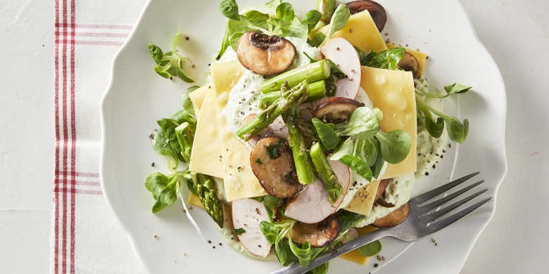 Open lasagne met gerookte kip en groene asperges