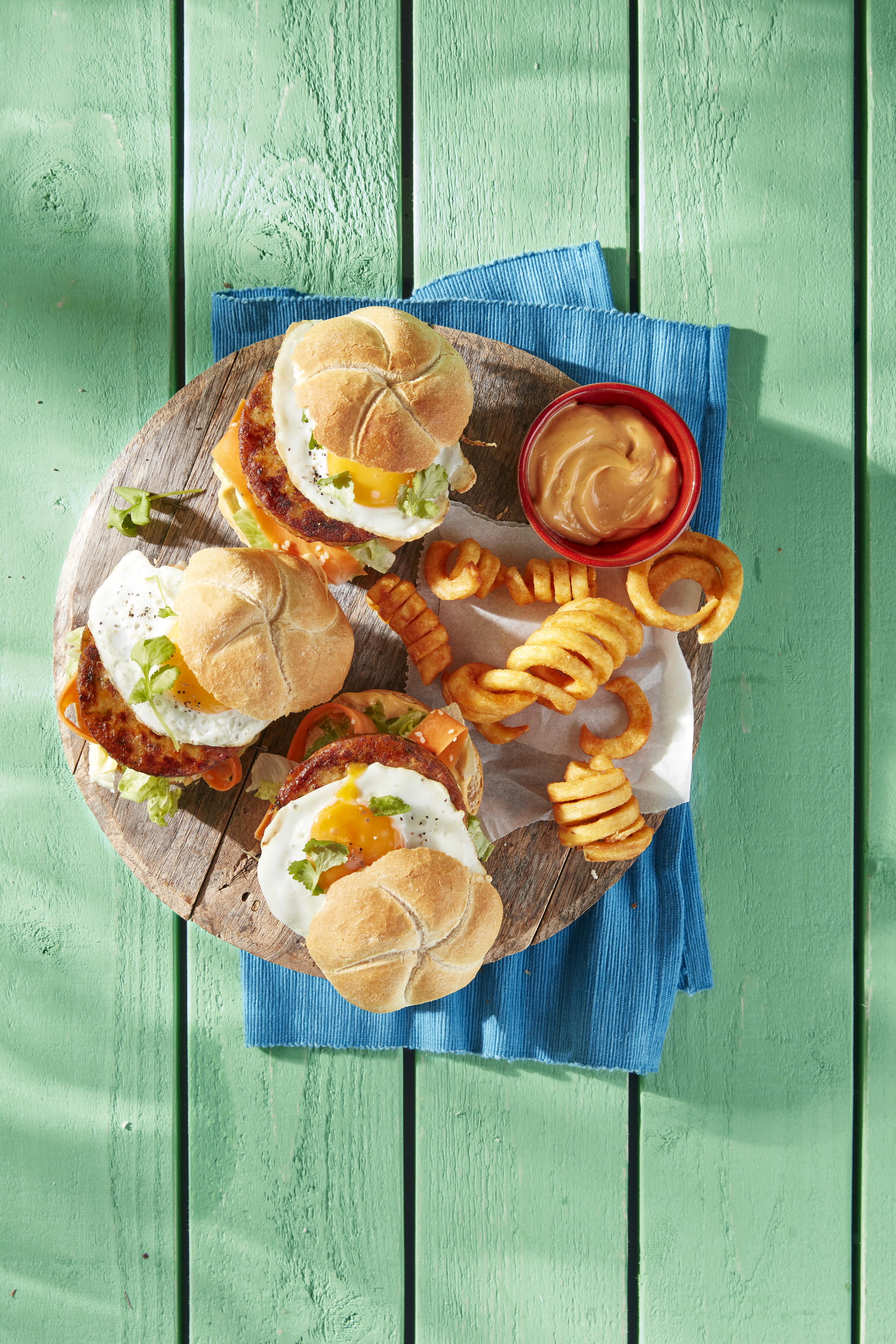 Groenteburger met wortellinten, spicy mayo en gebakken ei