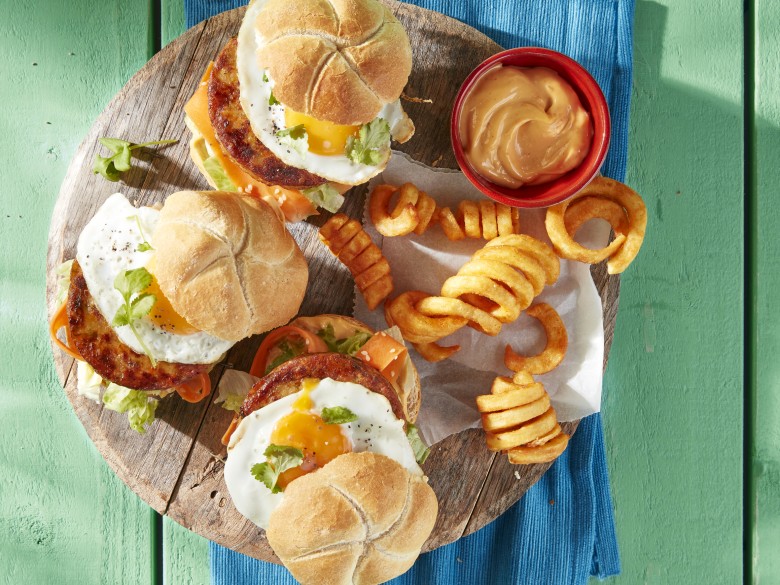 Groenteburger met wortellinten, spicy mayo en gebakken ei