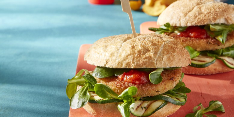 Kaasburger met gegrilde courgette en pittige tomatensaus