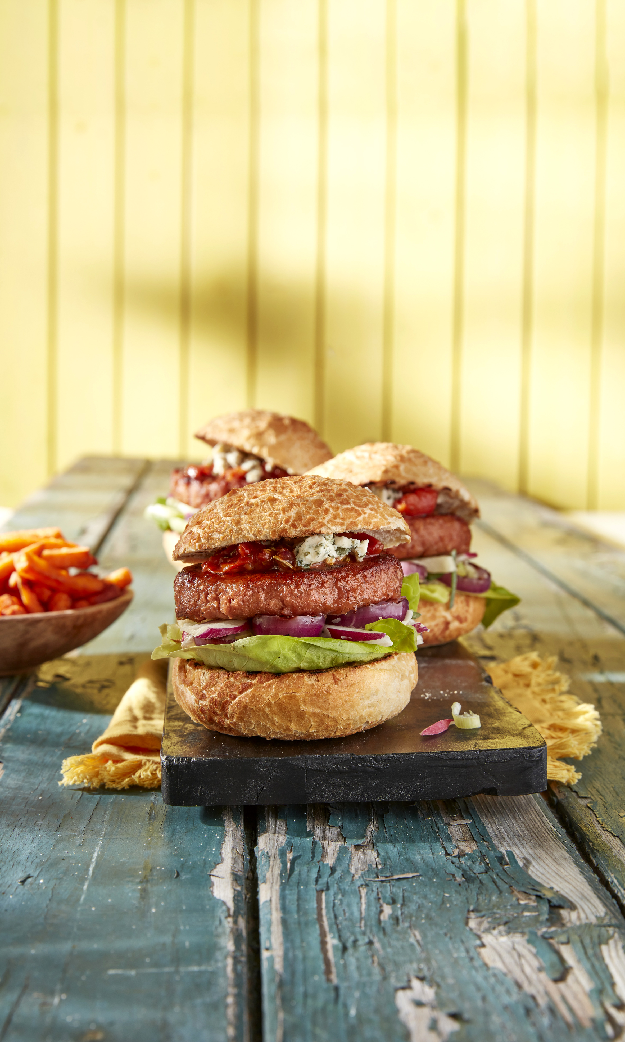 Vegaburger met gegrilde ui, tomatenchutney en blauwe kaas