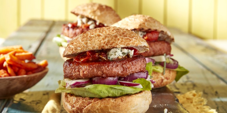 Vegaburger met gegrilde ui, tomatenchutney en blauwe kaas