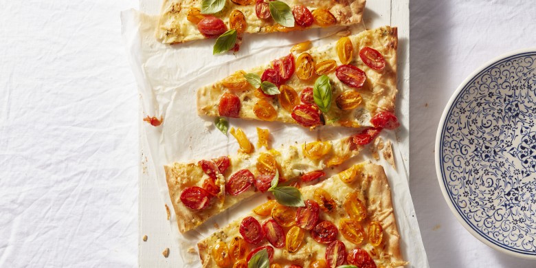 Flammkuchen met tomaatjes en basilicumcreme fraiche