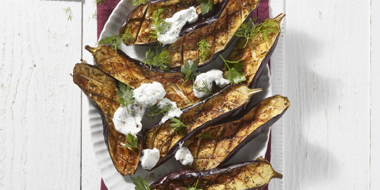 Geroosterde aubergine met vegan kruidenyoghurt