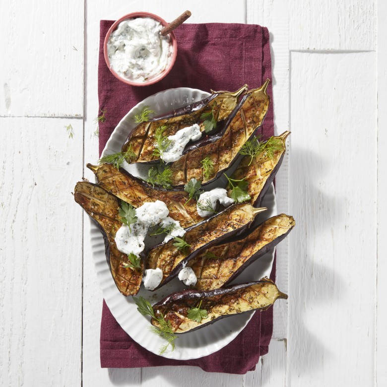 Geroosterde aubergine met vegan kruidenyoghurt
