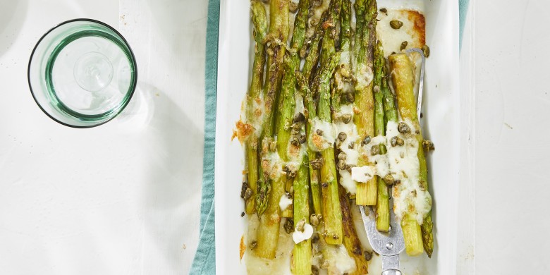 Gegratineerde groene asperges met mozzarella en kappertjes